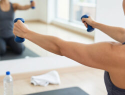 Cara Mengecilkan Lengan yang Bergelambir dengan Latihan Beban Ringan